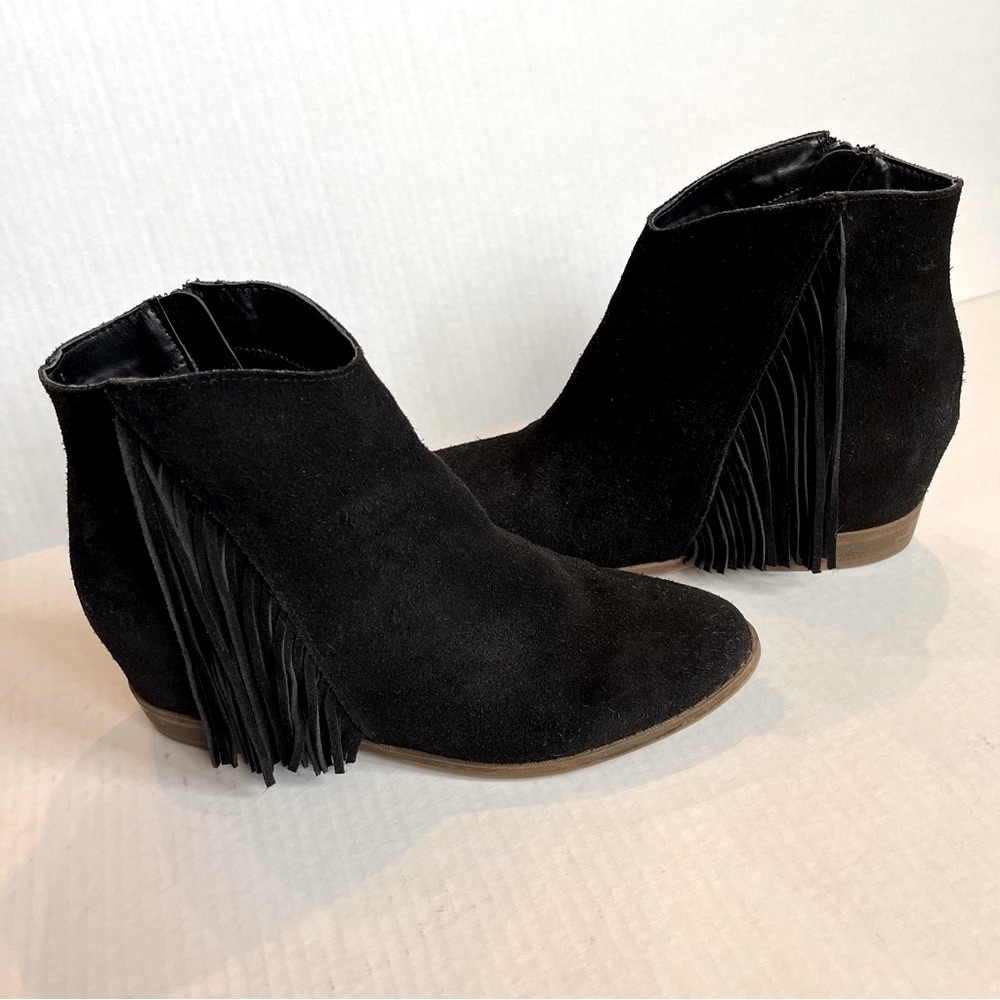 Mudd hidden wedge fringe black suede ankle boot / bootie with easy zipper